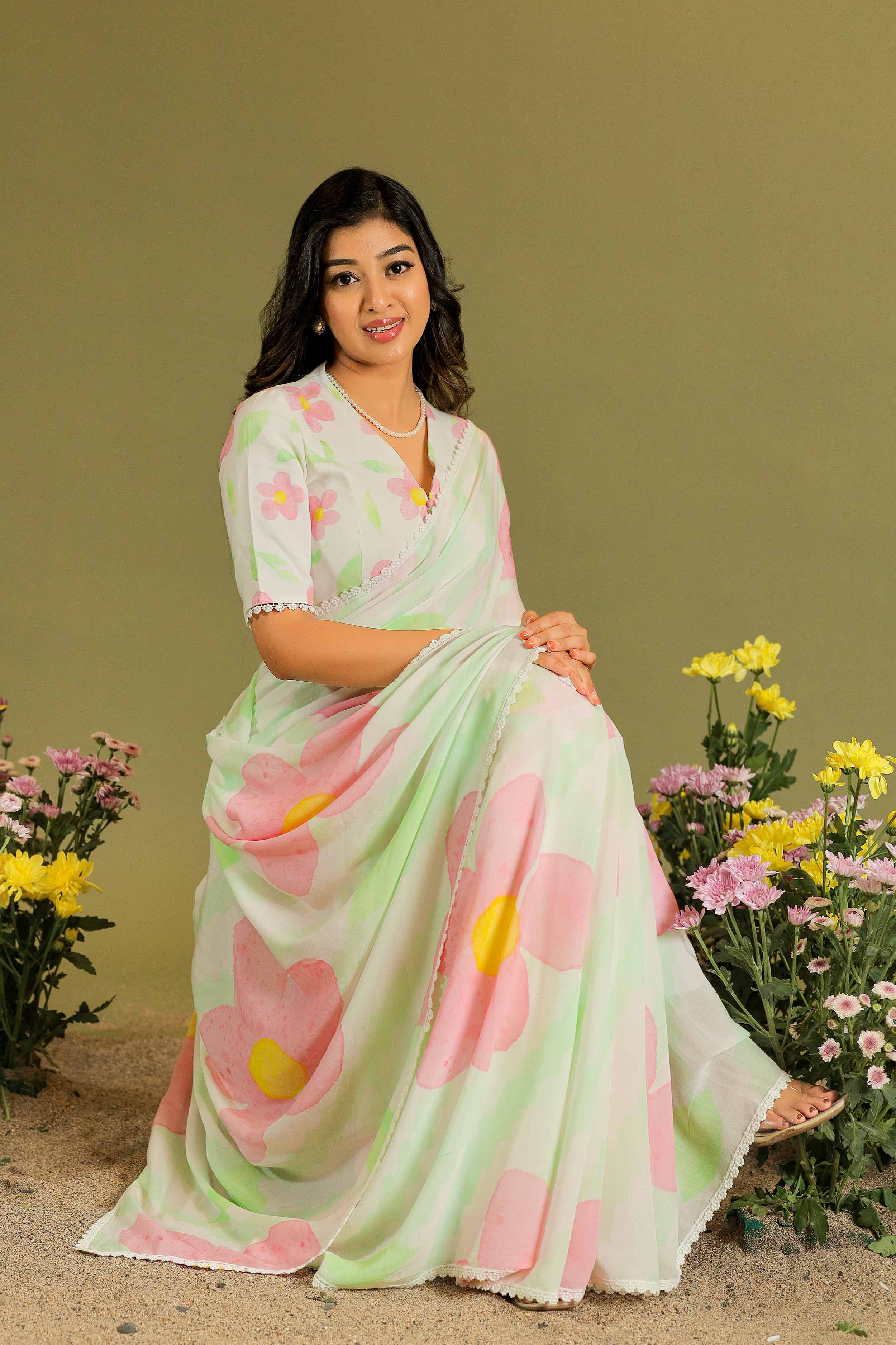 a woman in off white cotton saree - Bullionknot